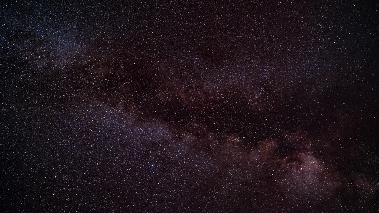 夜空的时间，许多星星与卫星经过，银河在天鹰座和人马座区域与明亮的牛郎星可见视频素材