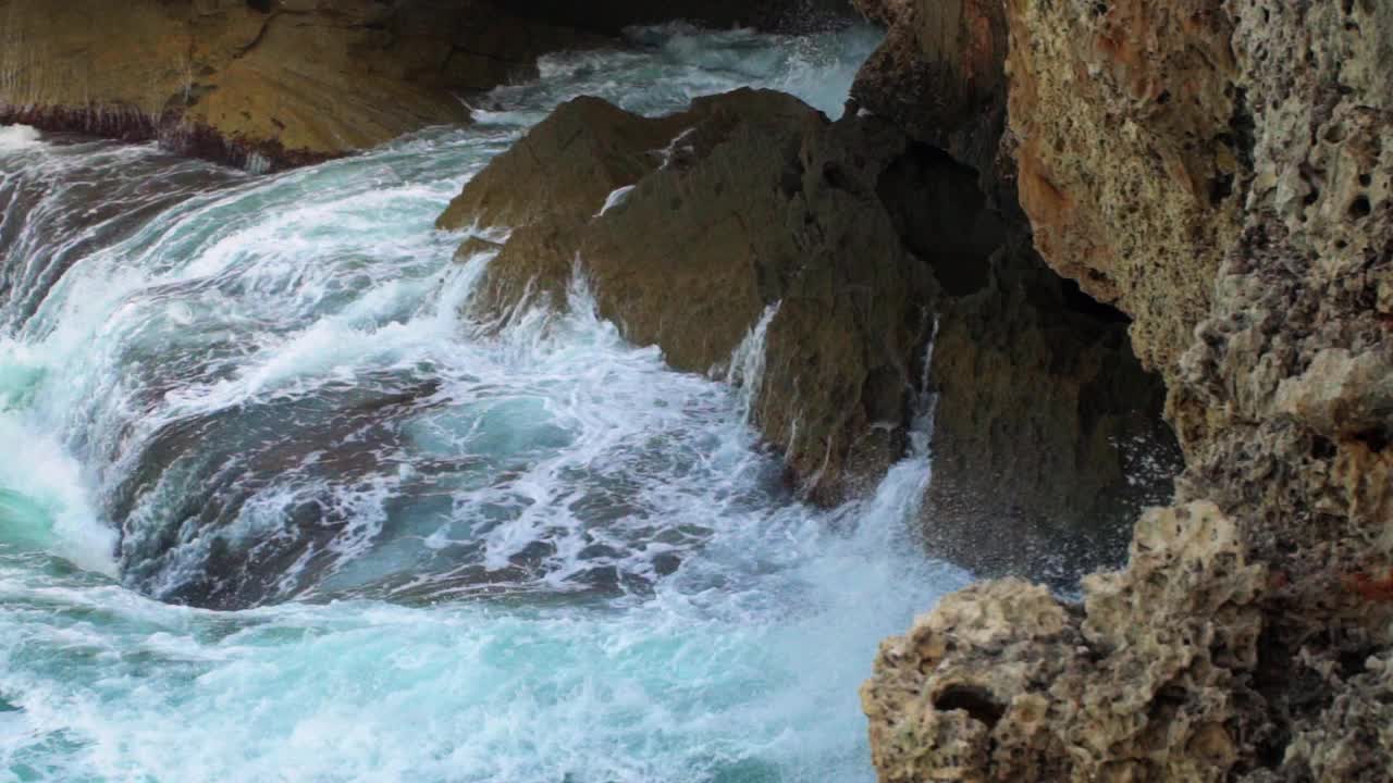 海浪拍打着岩石海岸，慢动作视频视频素材