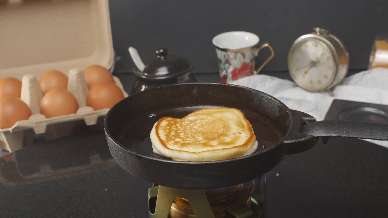 4K近距离煎饼在煎锅上视频素材