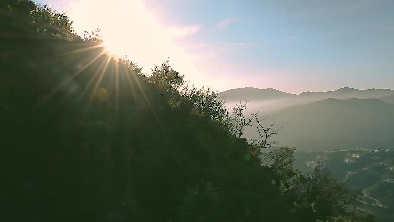 本纳哈维斯马拉加的蒙特马约尔山的上坡坍塌视频素材