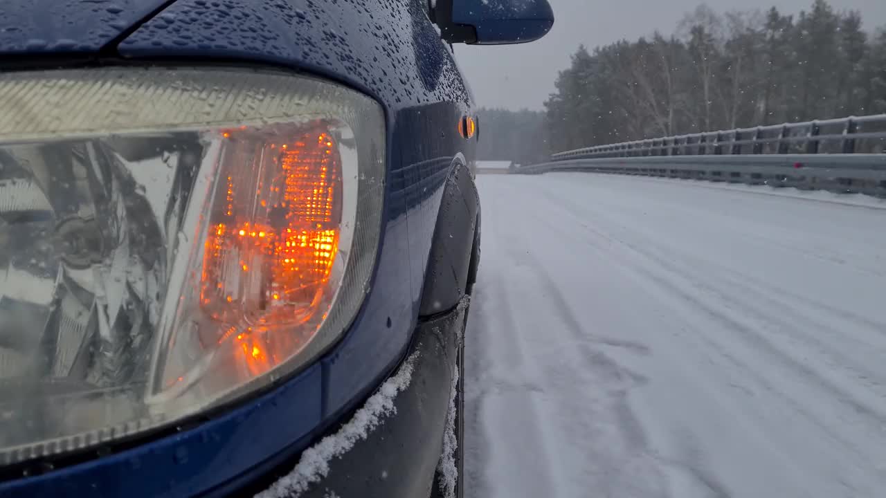 那辆车在雪地里撞上了路中间，危险信号灯亮着视频下载