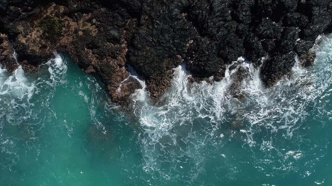 海浪与岩石和石头自然景观空中俯瞰视频素材