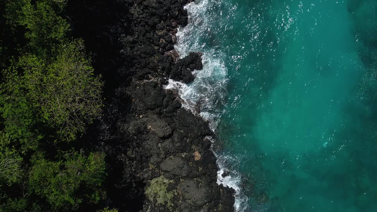 海浪冲击着巨大的岩石峭壁海岸视频素材