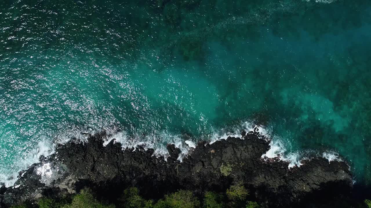 鸟瞰图的海浪打破了一个海滩视频素材