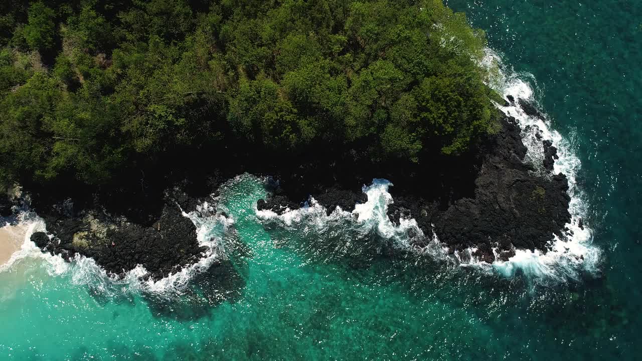 海浪拍打在沙滩附近的珊瑚礁鸟瞰图视频素材