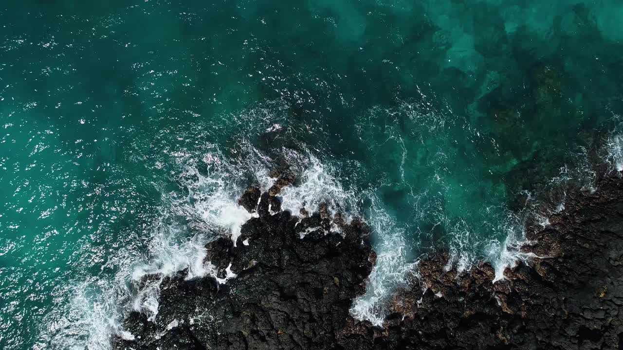 海浪撞击岩石的鸟瞰图。从上面看美丽的自然背景视频素材