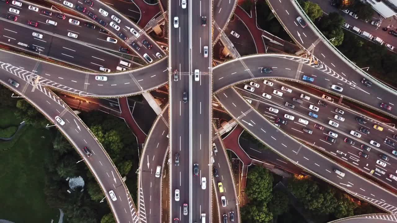 黄昏时分天桥和城市交通的T/L无人机视角视频素材