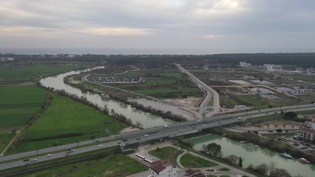 航拍鸟瞰城市高架桥道路景观。视频素材