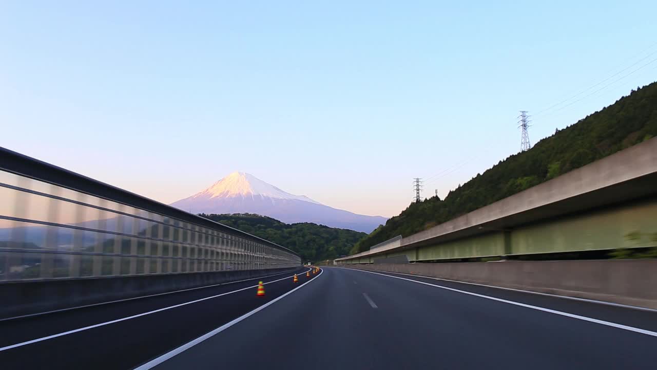 新富美高速与富士山视频素材