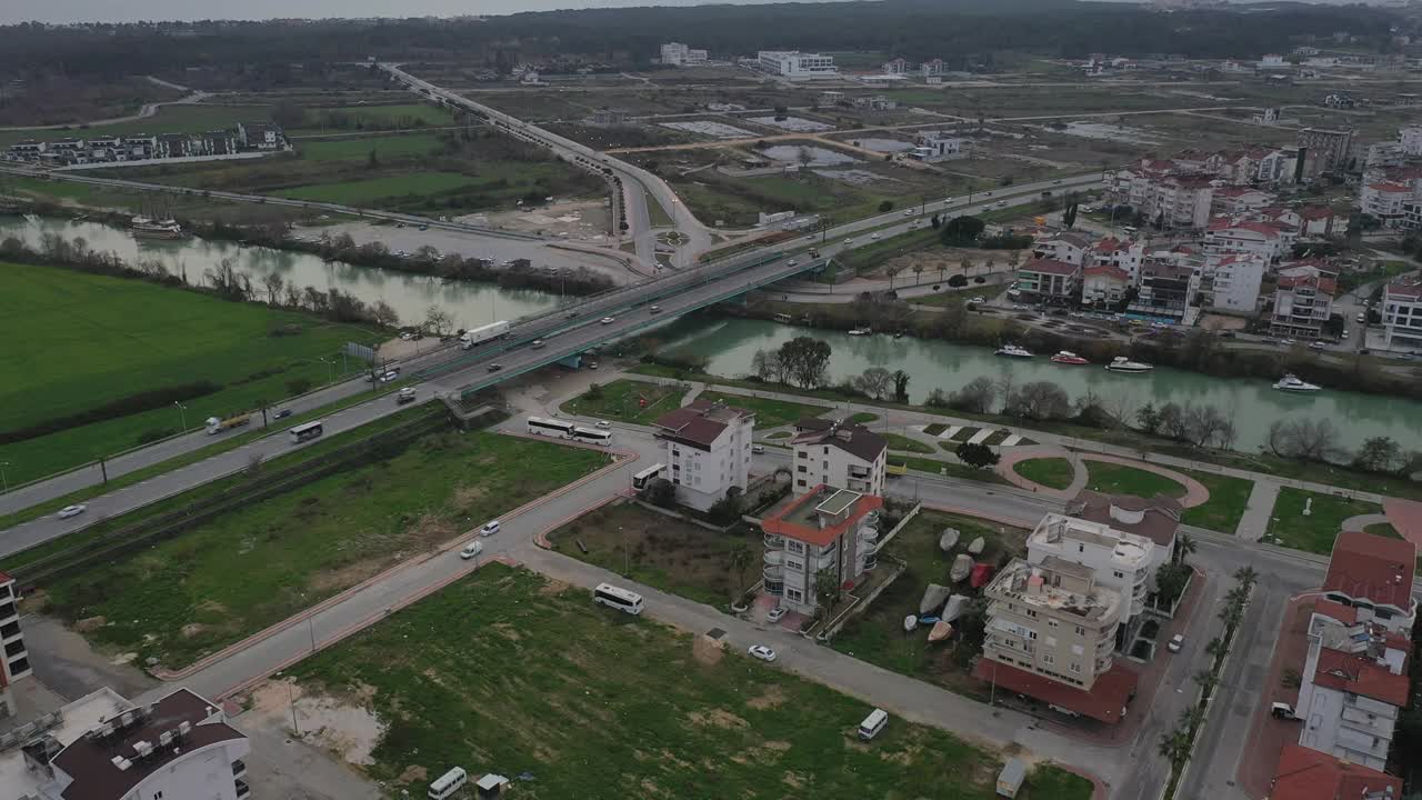 航拍鸟瞰城市高架桥道路景观。视频素材