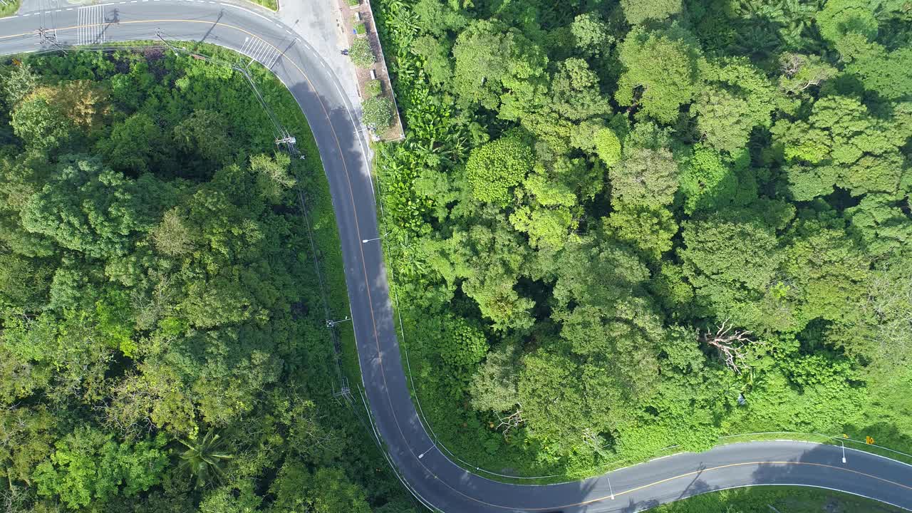 鸟瞰图道路弯道的上下视图。高速公路和高速公路过场无人机拍摄飞过乡村公路与山区弯曲4K高清视频视频素材