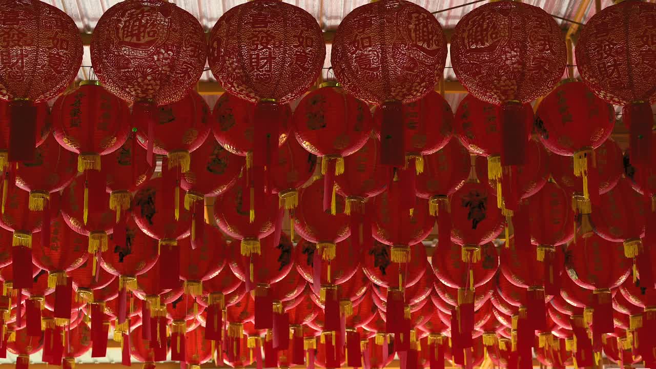 中国新年的灯笼与祝福文字意味着幸福健康和财富在中国寺庙与4K分辨率。视频素材