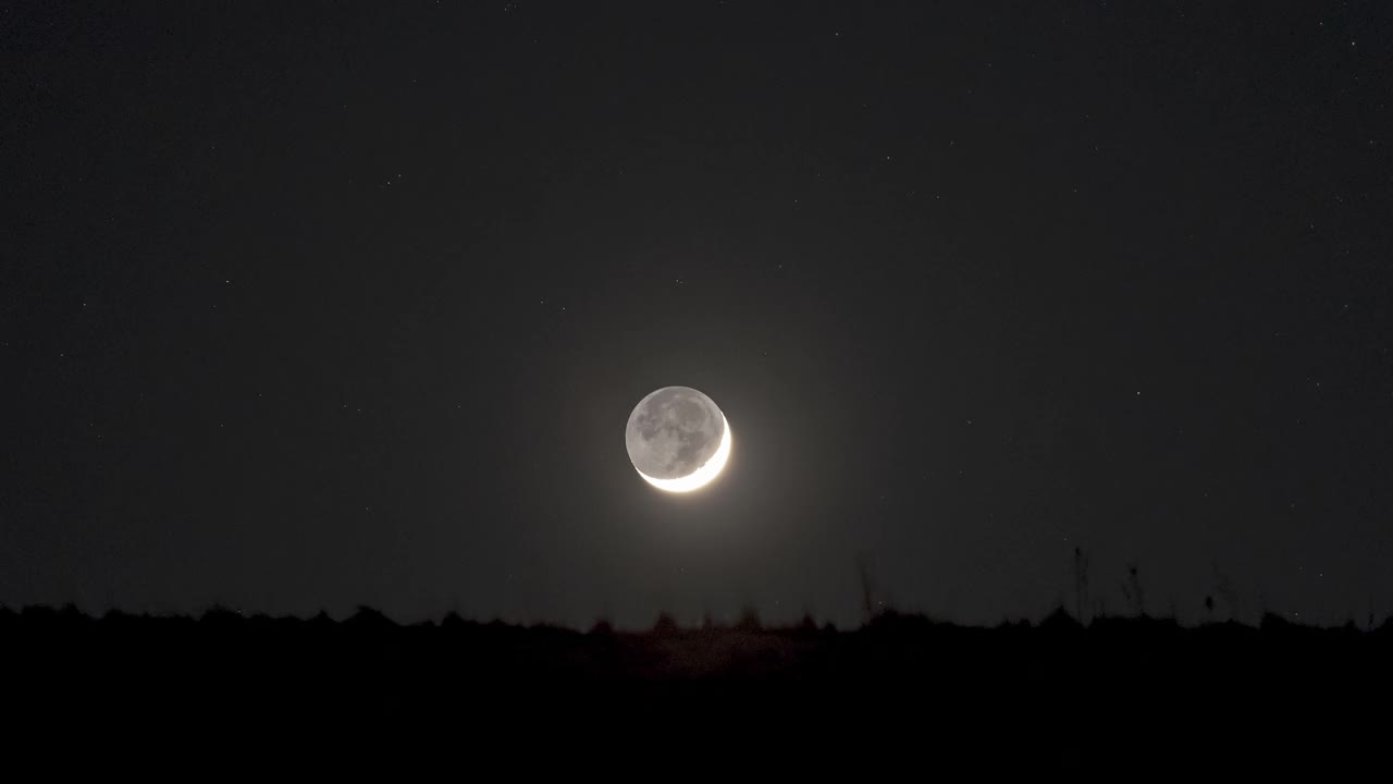 夜空中的山丘和新月/江原道的仁江枪，韩国视频素材