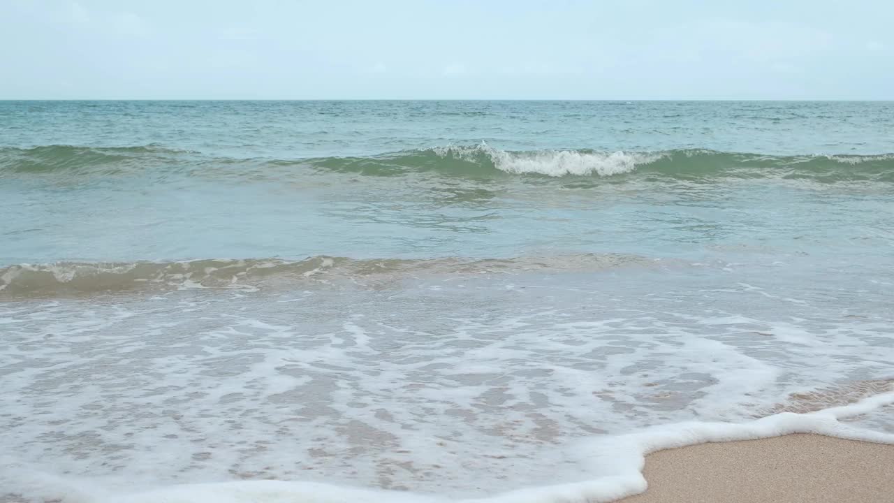 美丽的海边，晴朗的天空。干净的沙滩，海浪一直拍打着海岸视频素材