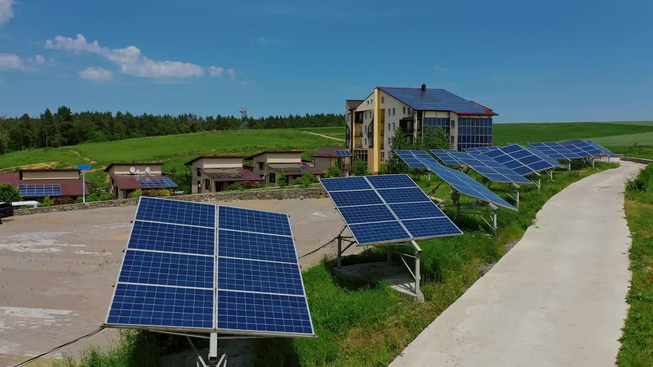 绿地上的太阳能电池板。现代太阳能发电厂建在屋顶上。太阳能电池板发电。太阳能发电站产生替代能源。视频素材