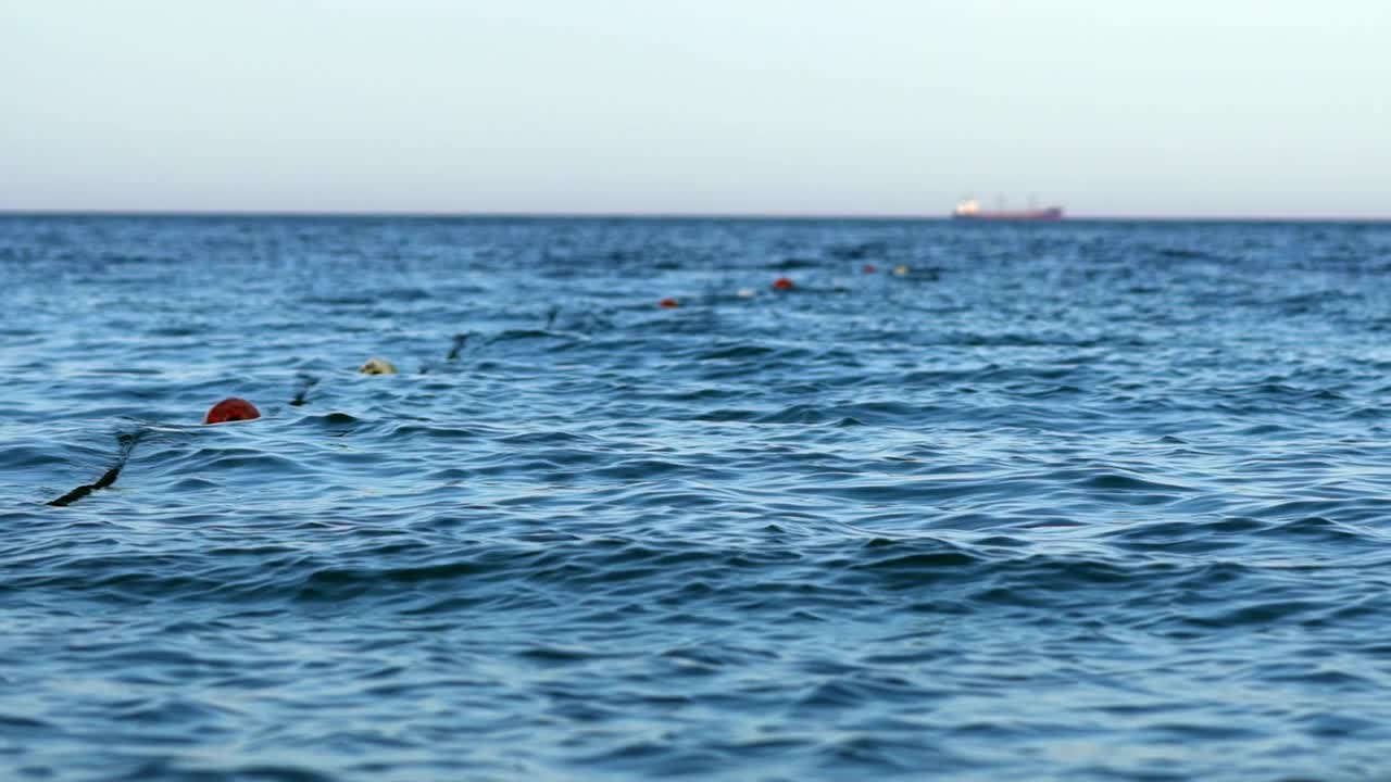 浮在水面上的浮标。美丽的海洋背景。在晴朗的天空下，湛蓝的海水令人叹为观止。视频素材