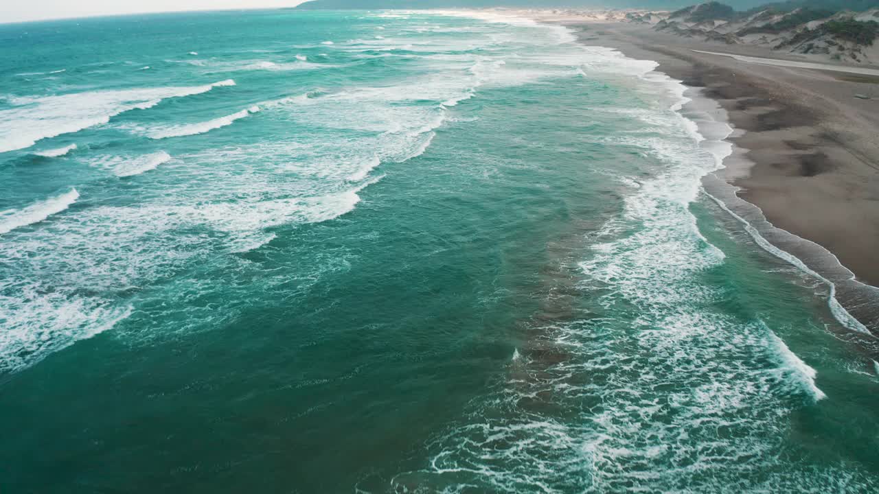 海浪冲上海滩的鸟瞰图视频素材