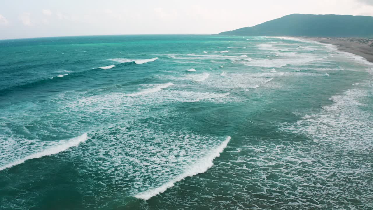 海浪冲上海滩的鸟瞰图视频素材