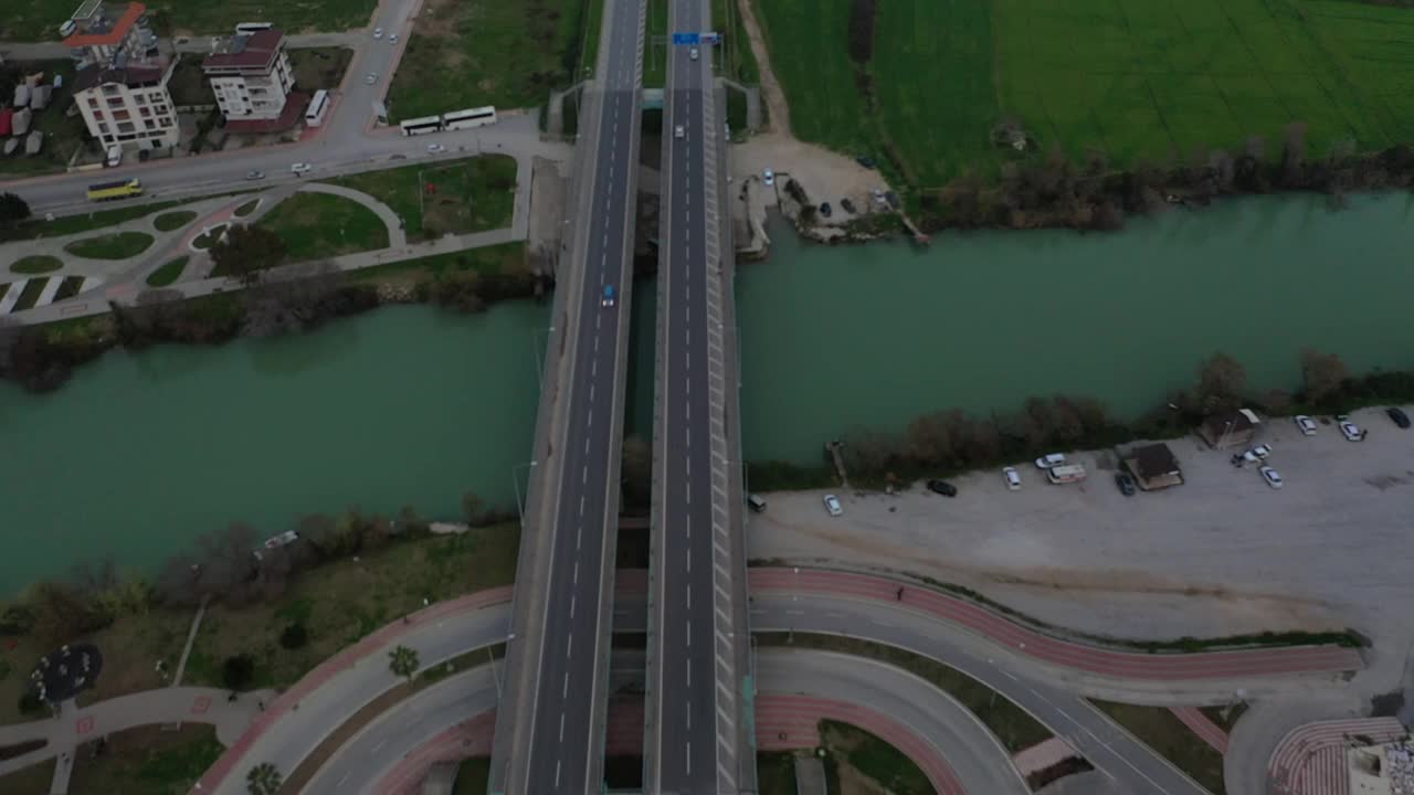 航拍鸟瞰城市高架桥道路景观。视频素材