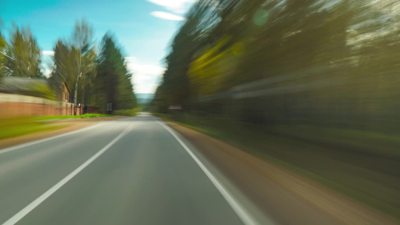 高速在开放的道路上快速汽车超速公路旅行旅行的概念有点Dashcam POV视频素材