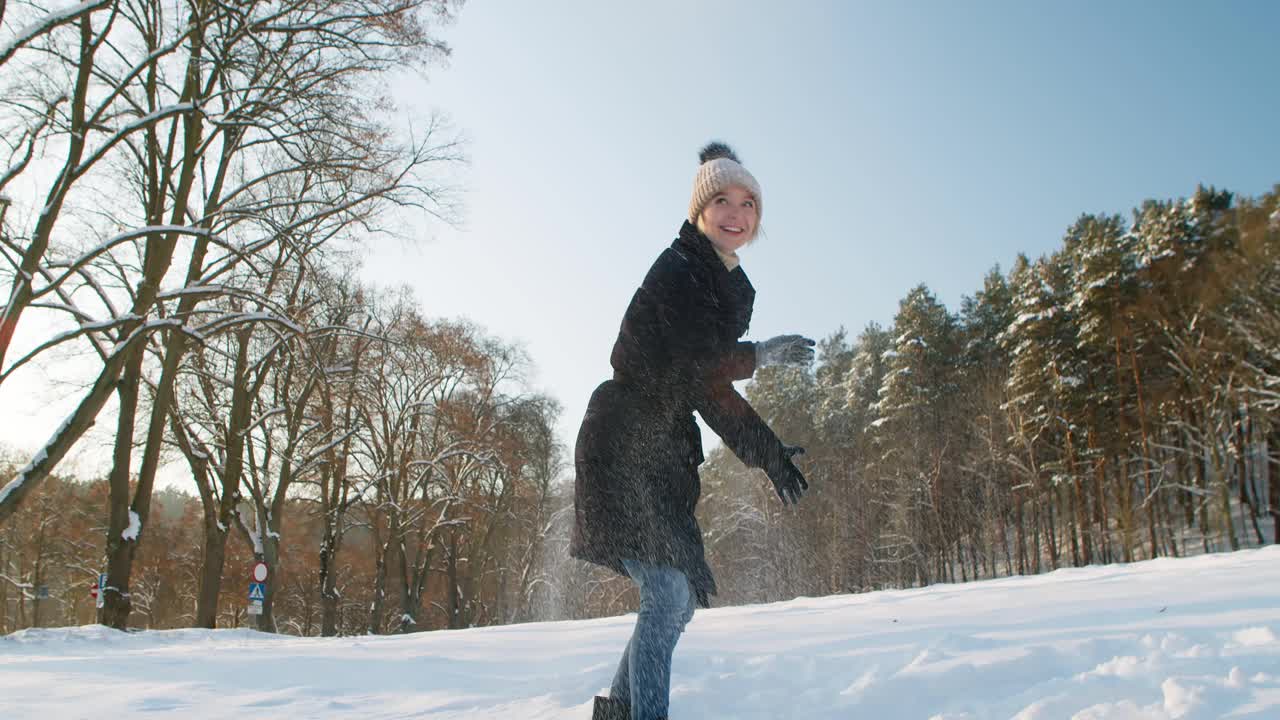 有趣可爱的金发女郎和朋友们在雪地里玩，扔雪球，大笑。视频素材