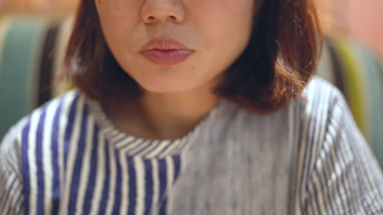 女性食用健康食品视频素材