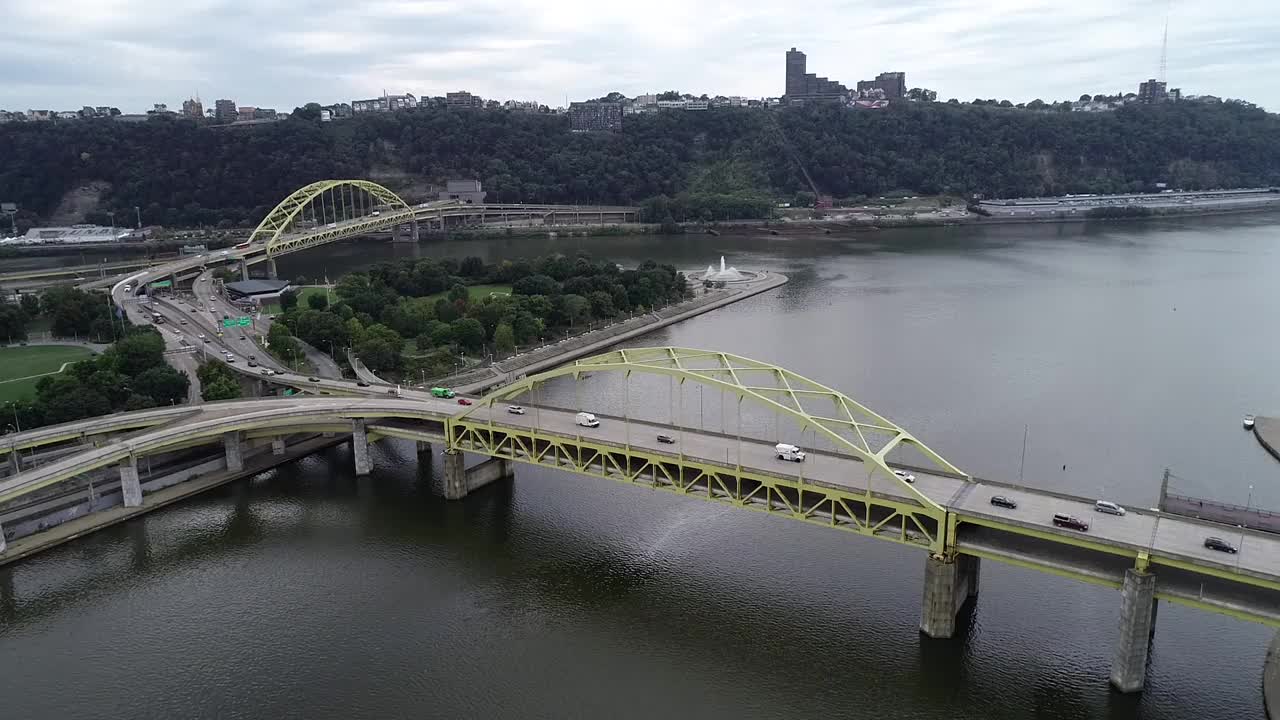 宾夕法尼亚州匹兹堡的Duquesne堡桥。阴天，阿勒格尼河的背景视频素材