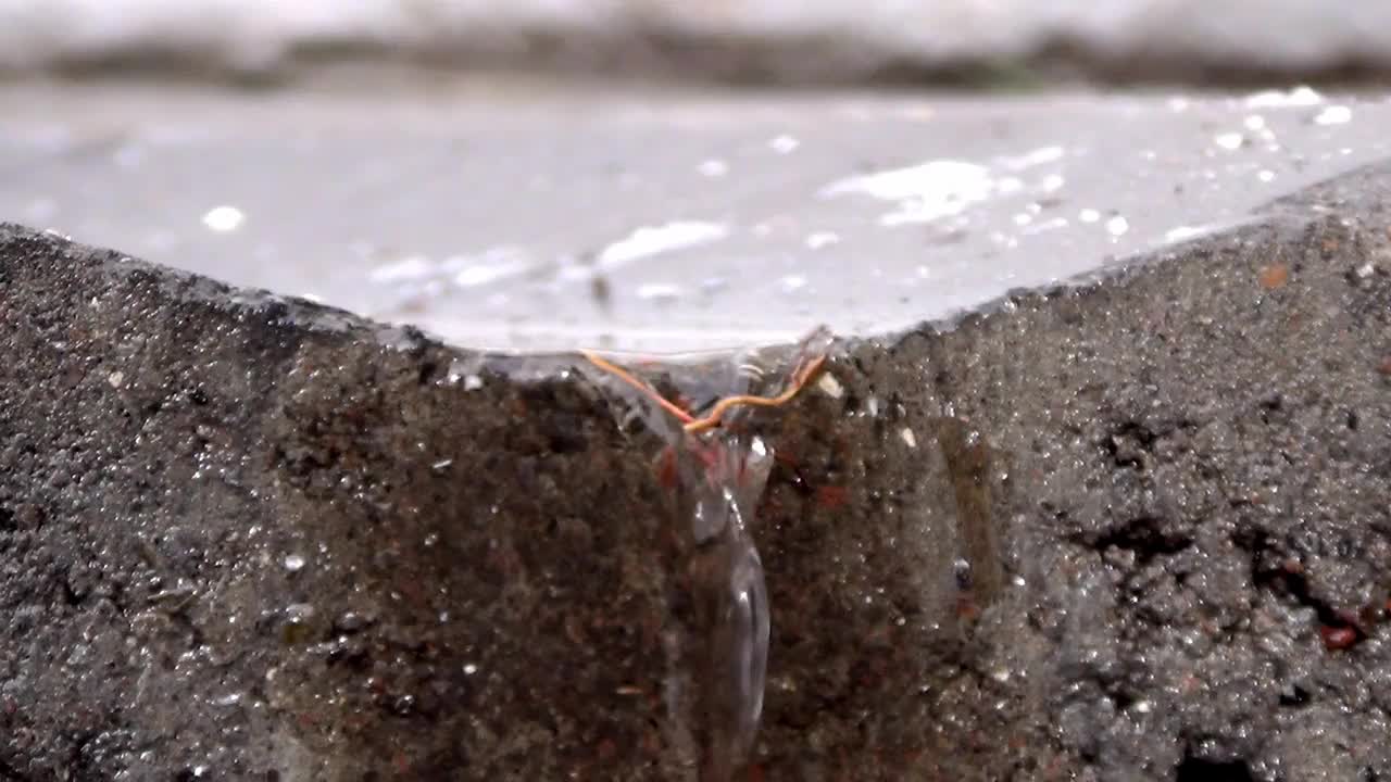 通过混凝土排水沟的小水流视频素材