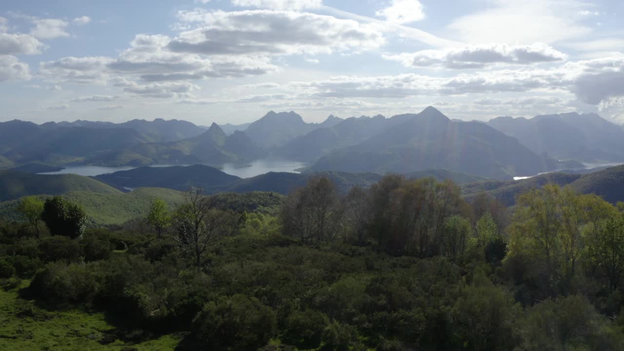 Riaño北部山区及水库鸟瞰图León视频素材