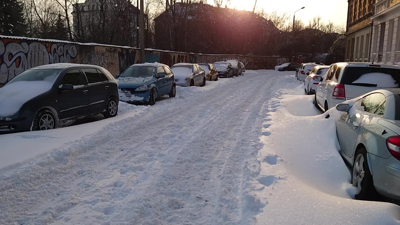 城市里被雪覆盖的汽车视频素材