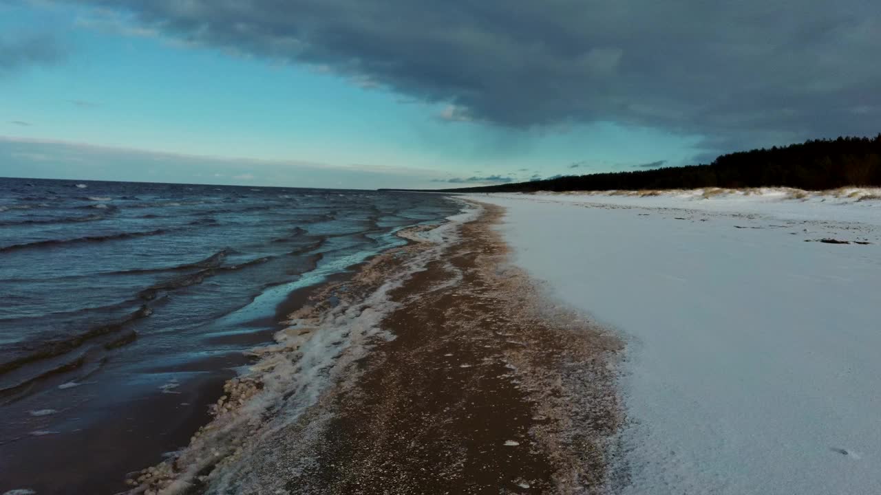 鸟瞰图在波罗的海，冬季景观在阳光明媚的日子海边视频素材