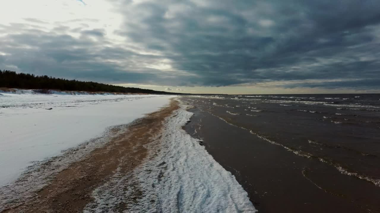 在波罗的海鸟瞰图，在阳光明媚的日子海边的冬季景观视频素材