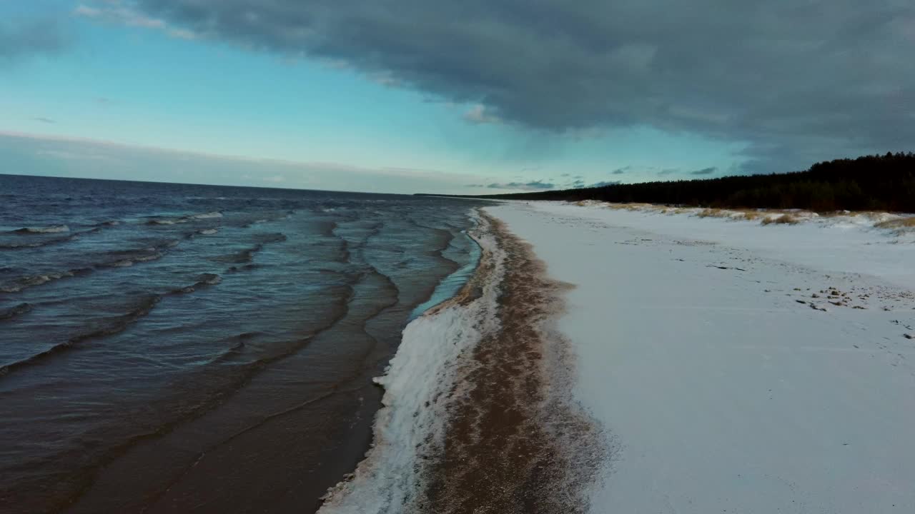 鸟瞰图在波罗的海，冬季景观在阳光明媚的日子海边视频素材