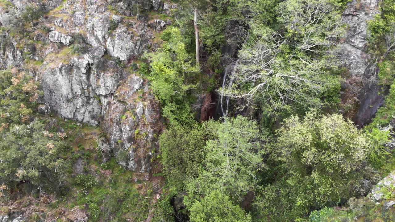 Barbelote瀑布Serra de Monchique在法罗，阿尔加维，葡萄牙-高角度轨道航拍视频素材