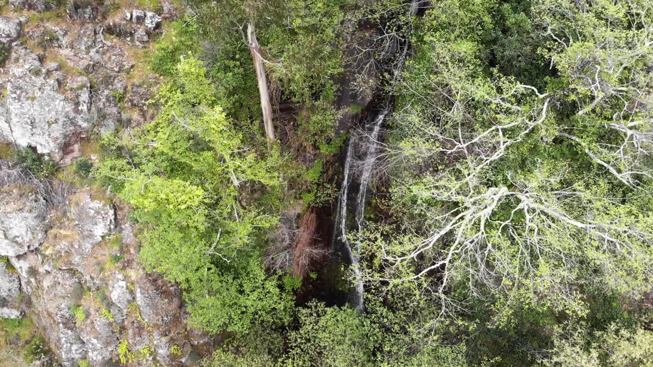 高角度Cascata do Barbelote, Barbelote cascate, Monchique，葡萄牙视频素材