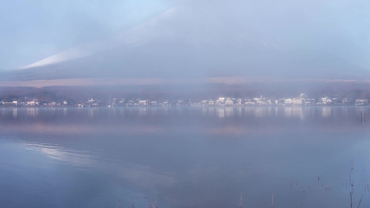 薄雾清晨的富士山和山中湖上的天鹅(放大)视频素材