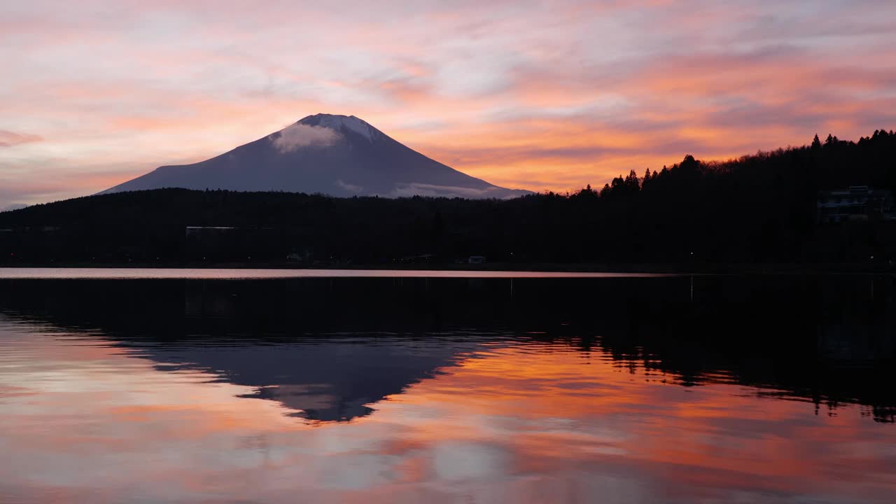 日落时分，富士山和湖中映着的燃烧的天空(放大)视频素材