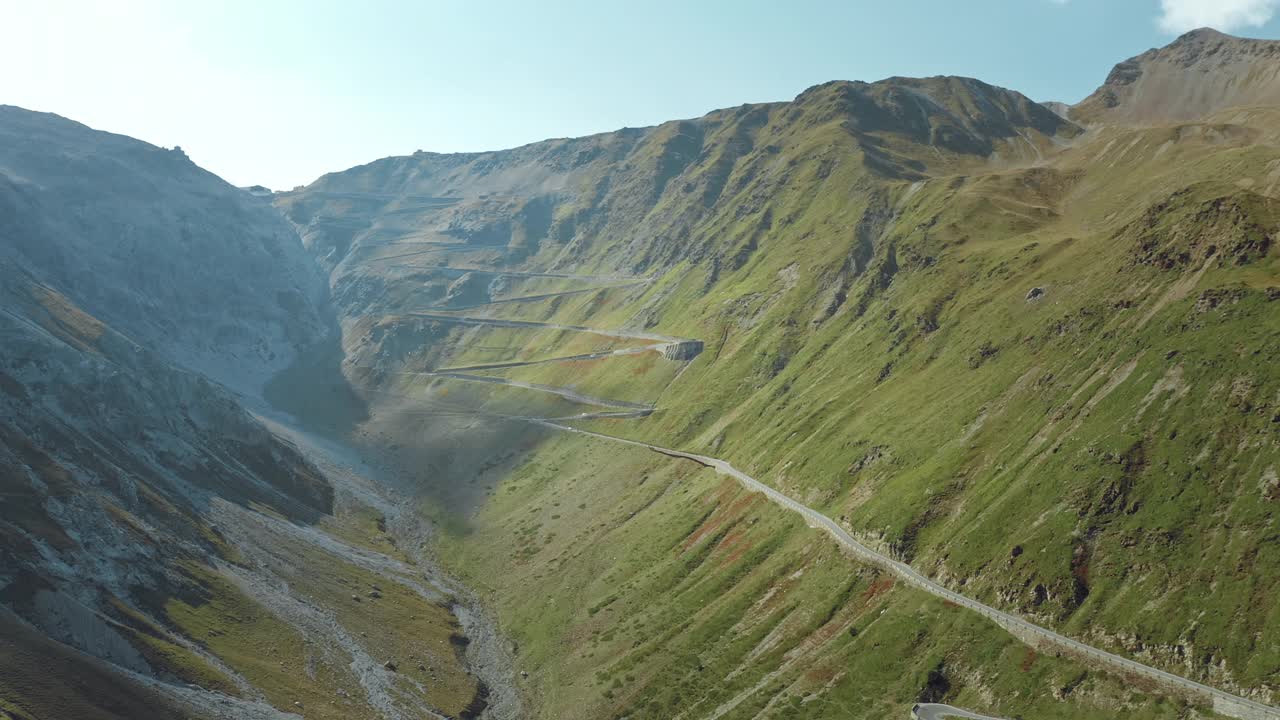 宽航拍Stelvio Pass与发夹角。阿普勒斯东部最高的铺砌山路。视频素材