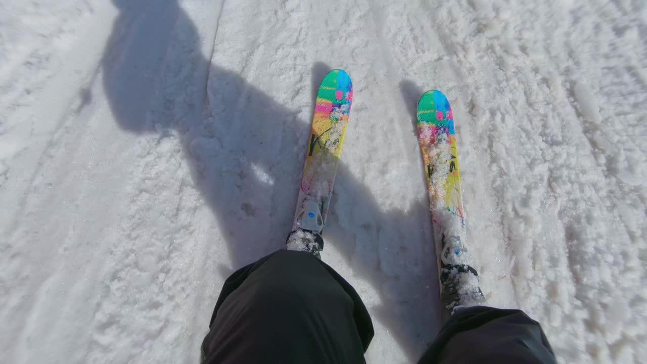 小女孩跟着滑雪教练学滑雪视频素材