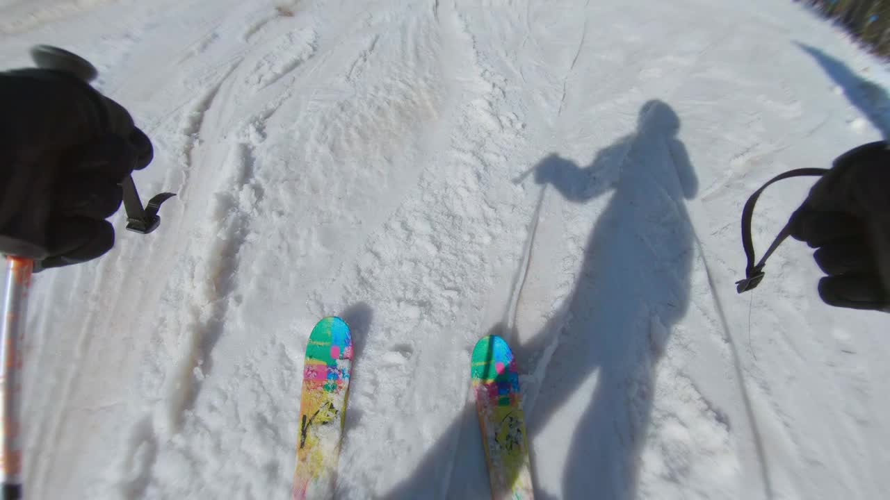 小女孩跟着滑雪教练学滑雪视频素材