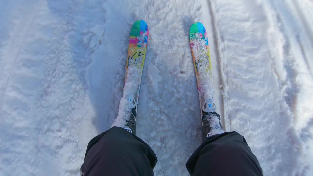 小女孩跟着滑雪教练学滑雪视频素材