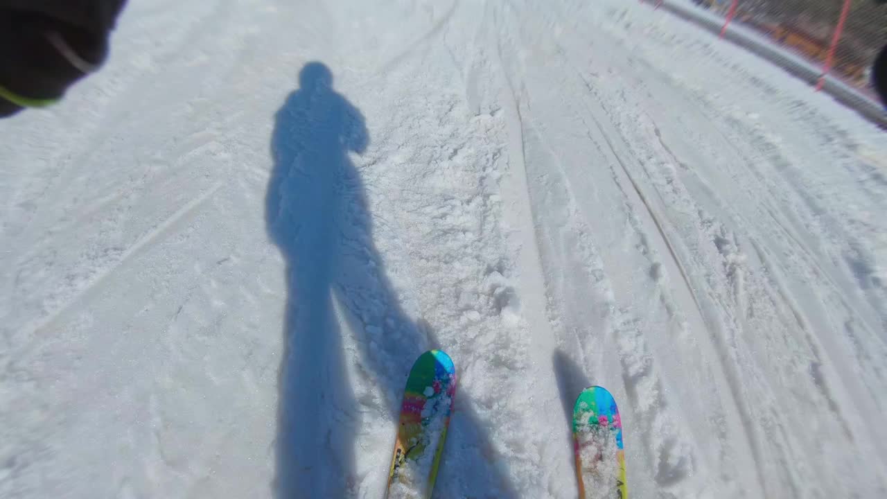 小女孩跟着滑雪教练学滑雪视频素材