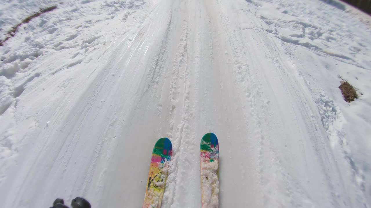 小女孩跟着滑雪教练学滑雪视频素材