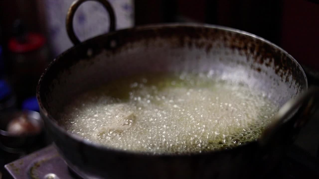 慢动作油炸在热油，煮油油炸食物murukku食谱印度小吃在Deepavali节期间视频素材