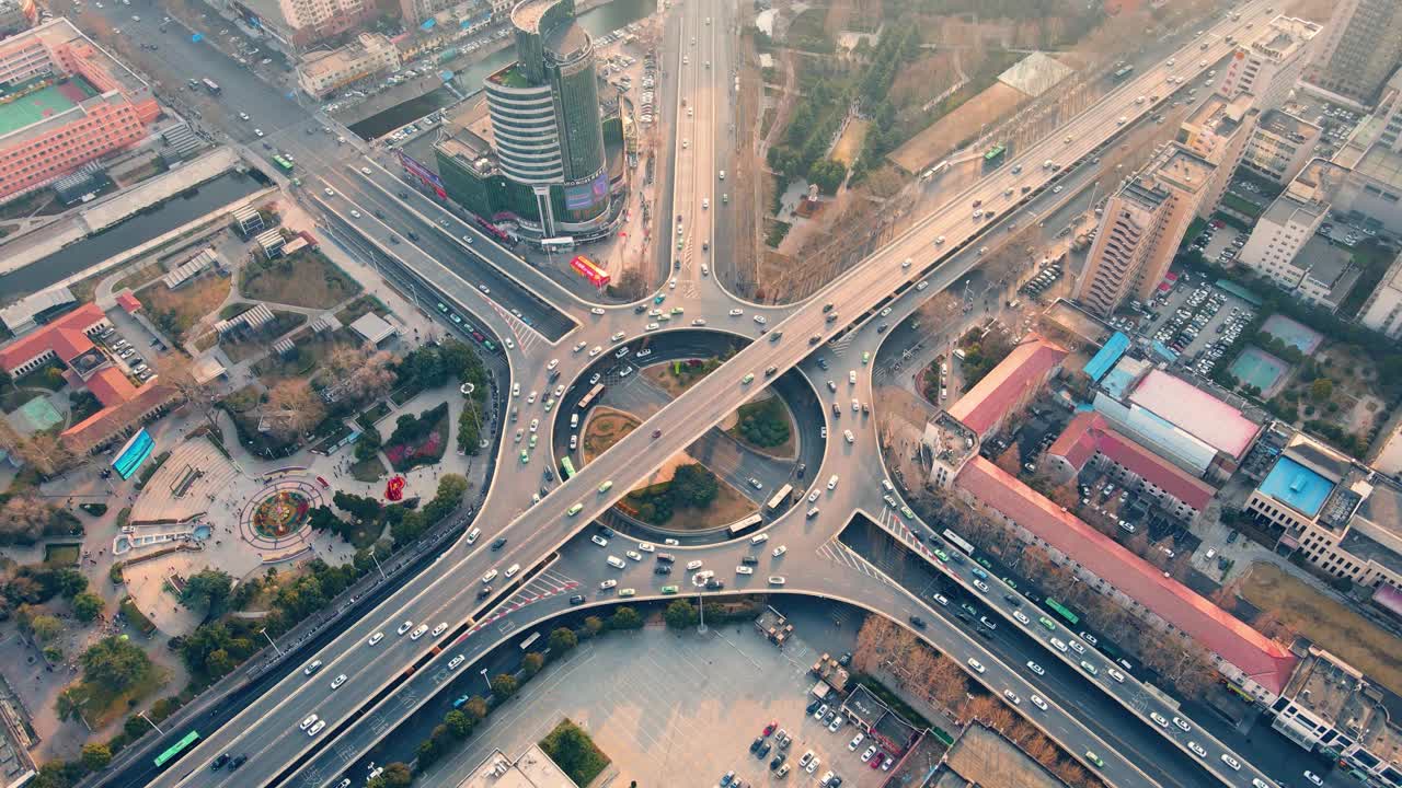 城市公路交汇处鸟瞰图视频素材