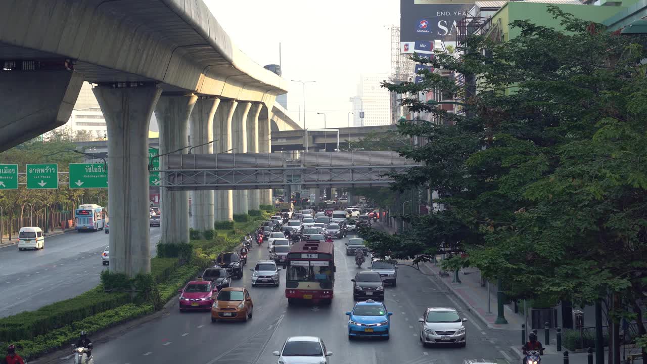 泰国曼谷交通高峰时段交通堵塞。视频素材