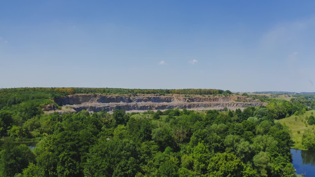 峡谷中自然。夏天的岩石地形。在蓝天下飞过绿树的树梢。美丽的风景。视频素材