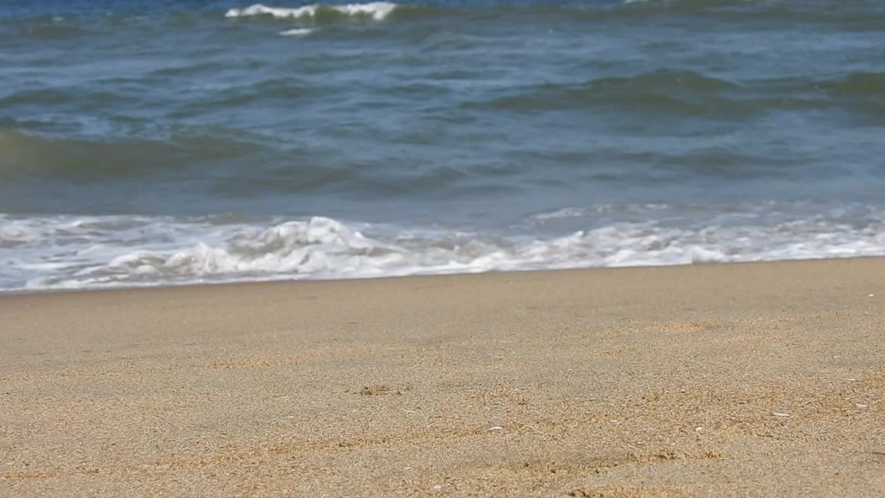 在风景的蓝色海滩，田园诗海岸海滩与绿松石水。浪花在白色的沙滩上拍打。海浪拍打着美丽的海滩视频素材