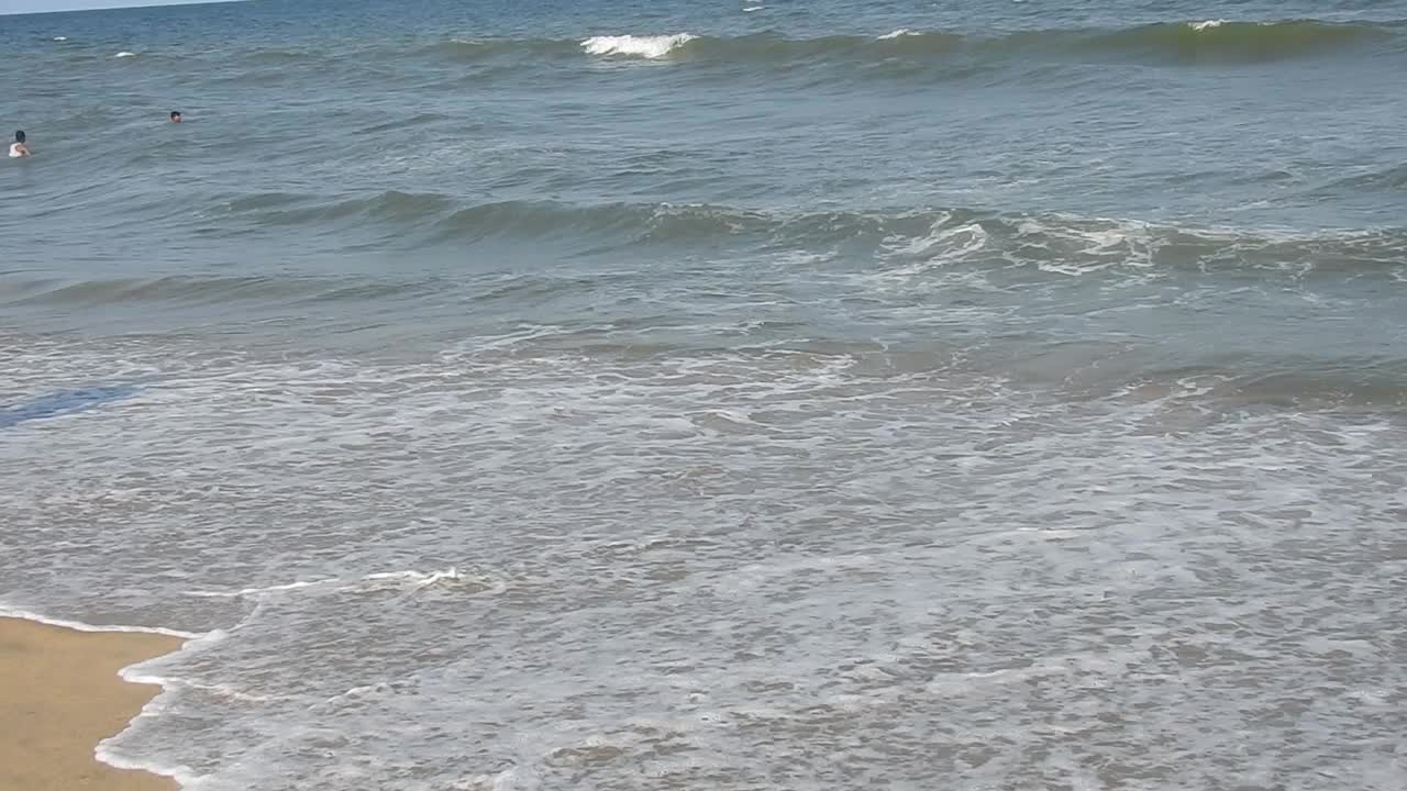 在风景的蓝色海滩，田园诗海岸海滩与绿松石水。海中。湛蓝的天空。沙滩。节日性质的概念。股票视频海滩，夏天，海，没有人，天空视频素材