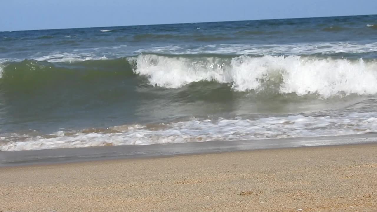 在风景的蓝色海滩，田园诗海岸海滩与绿松石水。浪花在白色的沙滩上拍打。海浪拍打着美丽的海滩视频素材